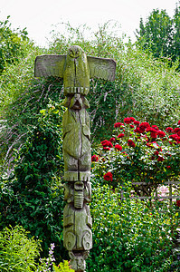 装饰性花园雕塑 在自然环境下在户外风化木材图片