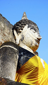 在Sukhothai的寺庙上 紧紧贴着佛像雕塑文化世界历史废墟艺术建筑学宗教宝塔冥想雕像图片