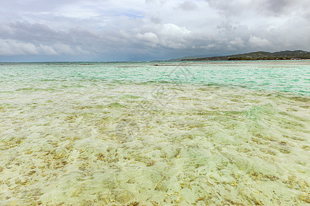 位于多巴哥的Nylon Pool 旅游景点吸引浅水深浅 覆盖珊瑚和白色沙滩全观的清晰海水尼龙蓝色海岸晴天天空海景旅行阳光游客支撑图片