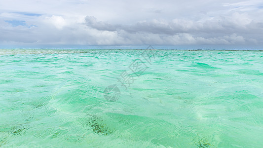 位于多巴哥的Nylon Pool 旅游景点吸引浅水深浅 覆盖珊瑚和白色沙滩全观的清晰海水海浪天空海岸海洋天堂旅行蓝色水池游客假期图片
