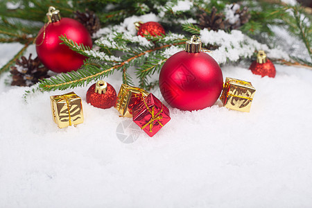 雪上的圣诞装饰盒子绿色锥体红色边界装饰品白色松树礼物展示图片