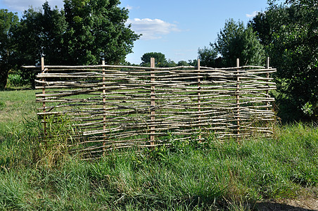 木围栏栏杆草地材料蓝天击剑障碍木头天空植被乡村图片