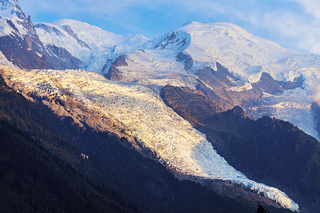 从查莫尼克斯观察到的Blanc山天际顶峰建筑冰川地标全景天空建筑学旅行日落图片