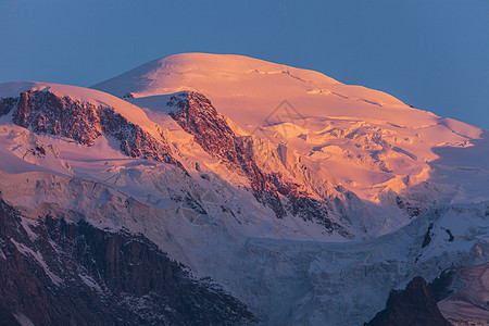 从查莫尼克斯观察到的Blanc山高度日落全景地标天空蓝色岩石顶峰旅行天际图片