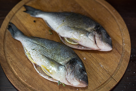 新鲜未熟熟多拉多胡椒美食木头食物海鲜桌子迷迭香石头香料柠檬图片