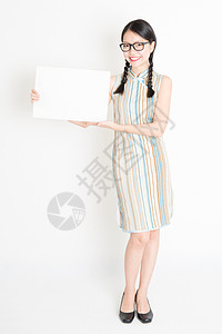 亚裔女性持有白纸纸卡展示海报标语横幅白色空白女士商业旗袍公告图片