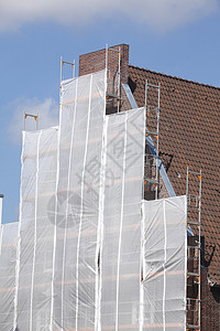 房屋屋顶上的建筑工地房子山墙框架装修脚手架住宅背景图片