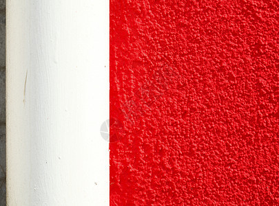 红房子墙草地石墙白色水管混合物排水管水泥红色关节管道图片