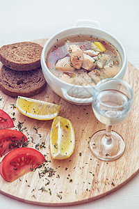 俄罗斯传统鱼汤面包海鲜桌子盘子玻璃土豆洋葱酒精鳕鱼柠檬图片