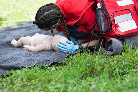 对婴儿假人进行心肺复苏CPR的辅助医疗演示创伤职员药品医生帮助伤口考试程序急救疾病图片