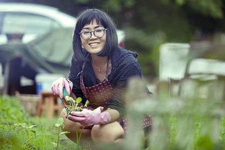 放松快乐的情感 植树有机蔬菜花果子园丁公园工作幸福草地母亲农业闲暇场地女性图片