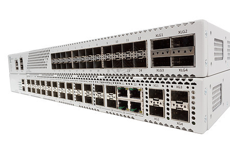 带有 SFP 槽的 Gigabit 以太网开关工业光学白色技术电子纤维转换器数据中心架子图片