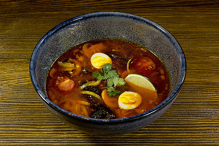 亚洲拉面汤辣椒高架胡椒煮沸洋葱食物盘子陶瓷美食午餐图片