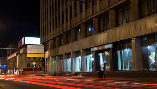 夜城和一辆过路车图片