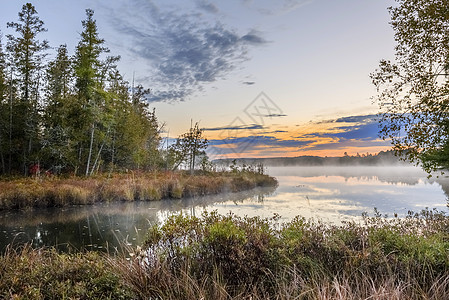 黎明时的朦胧秋河 - 加拿大安大略省图片