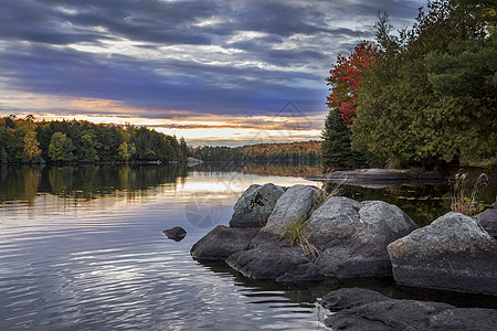 日落时的秋季湖岸线  加拿大安大略省落叶支撑红色旅游高地海岸线森林季节旅行公园图片