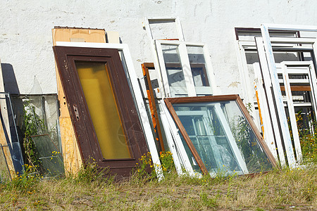 旧的 Windows 和 Doors城市玻璃大件草地门框垃圾窗户窗框联盟图片