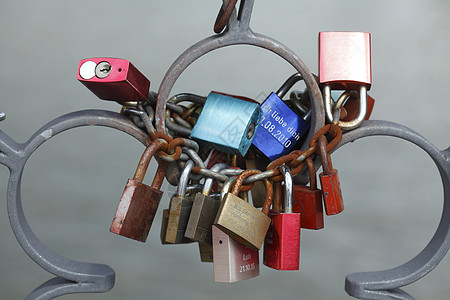 爱情锁挂在一座桥的金属栅栏上河畔美因图片