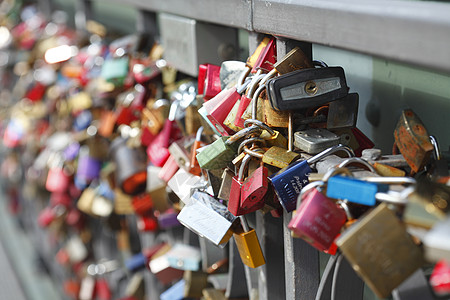 爱情锁挂在一座桥的金属栅栏上河畔美因图片