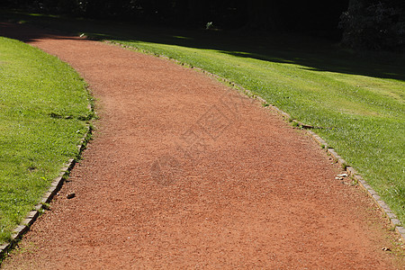 红色在公园中走着人行道曲线地板杂草联盟草地石头碎石大路小路图片