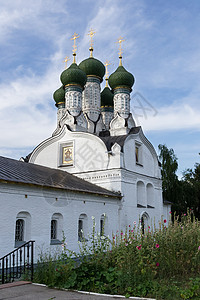尼日尼诺夫哥罗德的旧教堂 在蓝天空背景上有绿穹顶图片