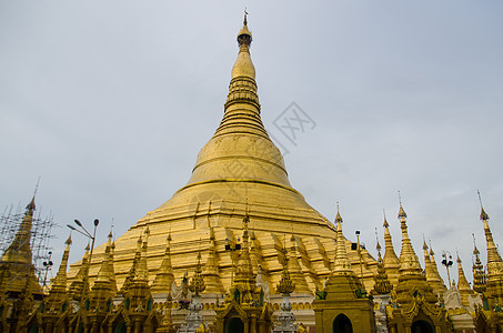 Shwedagon 塔寺寺庙天空旅游吸引力文化佛塔尖塔纪念碑旅行信仰背景图片