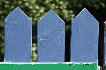 栅栏木板蓝色围栏木头花园背景图片