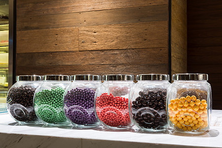 在柜台的玻璃罐里装满彩色糖果图片