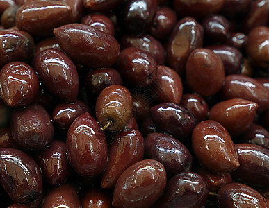 希腊的Kalamata 全黑花橄榄销售美味零售棕色食物小吃美食黑色市场红色背景图片