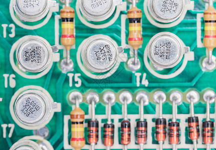 电路板上的冷凝器和阻力组装电感电阻器微电路技术绿色电气电子电路木板硬件图片