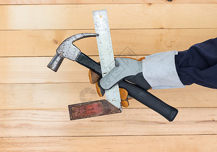 手握铁尺和锤子的手套公制角落勃起技术建筑统治者木头木匠厘米正方形图片