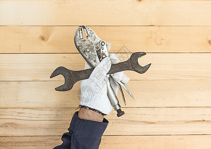 手持手套 拿着板球和可调整扳手维修金属建造活动构造工作工人手工具建设者锤子图片