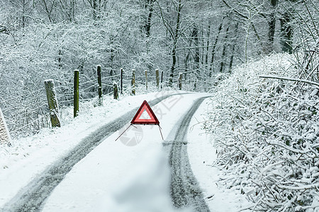 大雪过后的道路 与警告三角图片