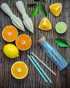 果汁加果汁和玻璃瓶子 Fresh柠檬 石灰和红兰图片