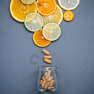 健康食品和医药概念 一瓶维生素C和情调热带异国橙子水果片矿物质饮食补充药店感冒图片