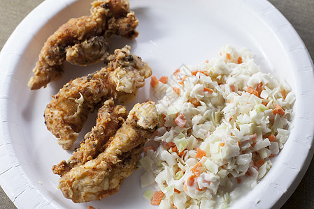 鸡和Coleslaw带子服务沙拉敷料午餐盘子营养油菜手指油炸图片