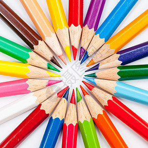 白色背景上孤立的彩色铅笔特写光谱素描团体紫色教育蜡笔调色板橙子彩虹蓝色图片