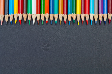黑色背景上孤立的彩色铅笔特写紫色彩虹橙子木头光谱学校蜡笔教育素描绘画图片