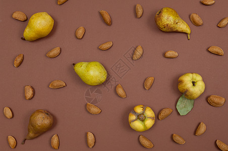 棕色背景的秋梨和坚果图案饮食核心杏仁季节植物食物收成叶子水果玉米图片