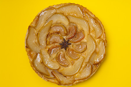 在黄色背景上被孤立的全塔丁苹果梨酱食物面包糕点馅饼美食肉桂水果焦糖圆形蛋挞图片