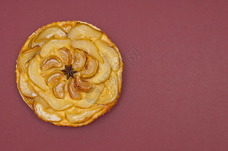 整个薄凝油塔塔丁苹果梨酱 在红葡萄树背景上被孤立塔丁面包糕点焦糖美食肉桂传统蛋挞水果食物图片