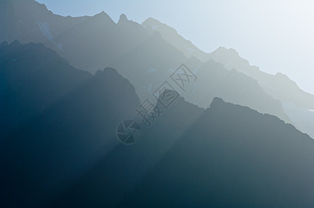 瑞士山脉 伯尔尼高地 阿尔卑斯山 欧洲阿尔卑斯山旅行全景风景蓝色森林悬崖遗产滑雪薄雾僧侣图片