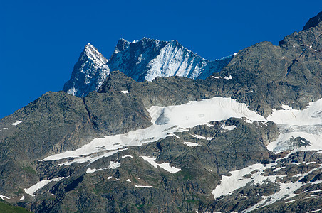 瑞士山脉 伯尔尼高地 阿尔卑斯山 欧洲阿尔卑斯山森林悬崖地标顶峰薄雾高山远足全景旅行风景图片