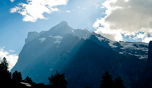 伯尔尼奥伯兰 阿尔卑斯山的瑞士山脉冰川僧侣悬崖天空高山薄雾场景全景蓝色风景图片