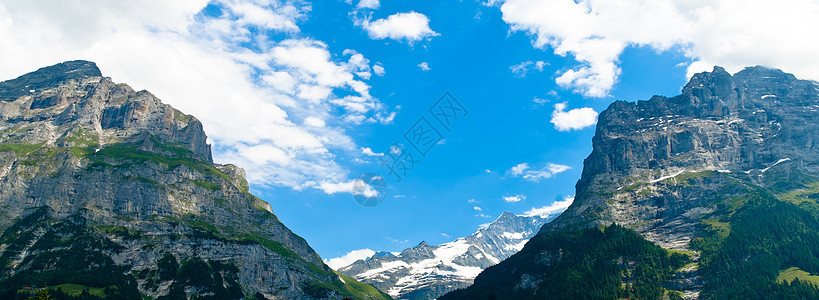 伯尔尼奥伯兰 阿尔卑斯山的瑞士山脉悬崖岩石场景僧侣薄雾全景顶峰高山蓝色风景图片