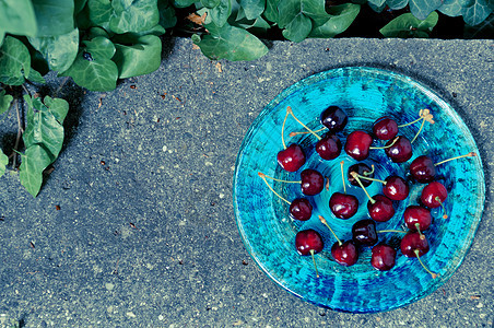 在灰石平板上的蓝盘上 美味的成熟樱桃水果食物甜点果味叶子美食浆果图片