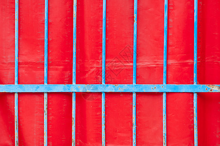 红色背景的蓝色围栏图片