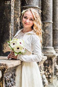 白裙子新娘的肖像花束发型教会太阳成人青年建筑幸福头发婚礼图片