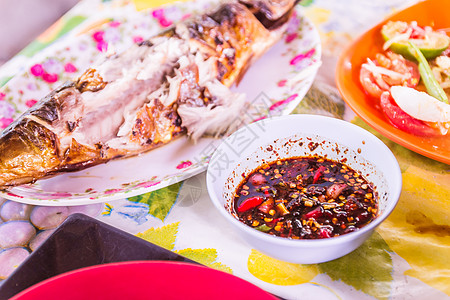 鱼 关注它的辣酱饮食蔬菜营养木头鲭鱼炙烤沙拉油性午餐用餐图片