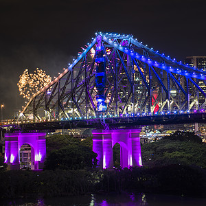 城市烟花2016年新年前夜在布里斯班的故事桥反思城市新年渡船蓝色袋鼠烟花天空跨度天际背景